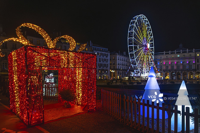 节日的圣诞装饰照亮了巴约讷市中心的夜晚，营造出神奇的氛围图片素材