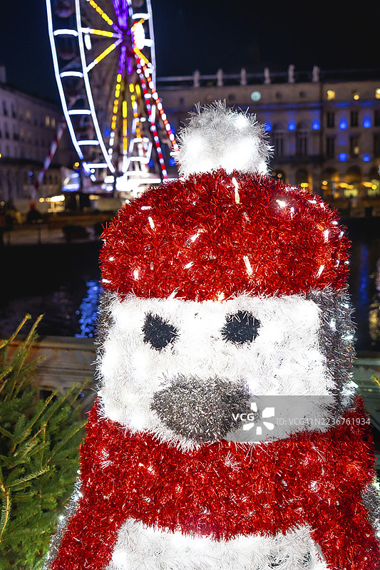节日企鹅装饰为法国巴约讷的圣诞市场增添了一丝魔幻，背景中摩天轮闪烁着光芒。图片素材