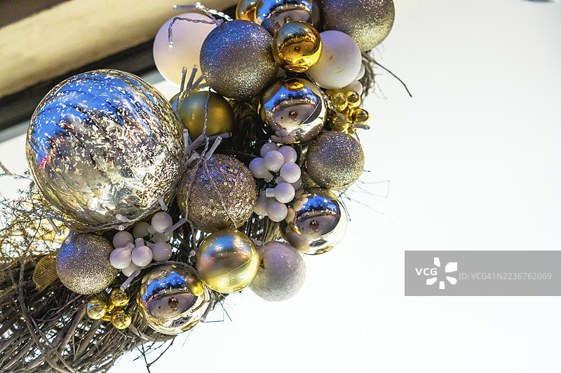 法国巴约讷夜晚悬挂的圣诞球和灯光，营造出节日氛围图片素材