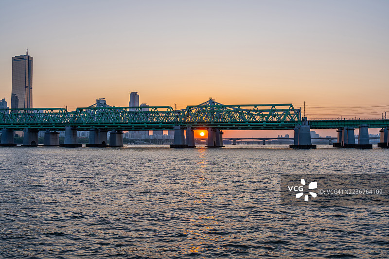 首尔龙山区汉江大桥的日落图片素材