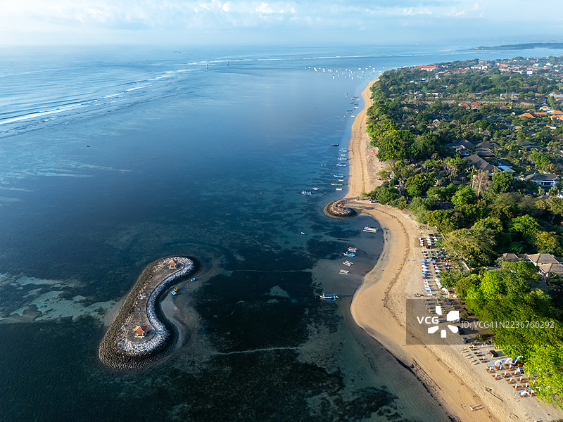 巴厘岛沙努尔海岸线的鸟瞰图图片素材