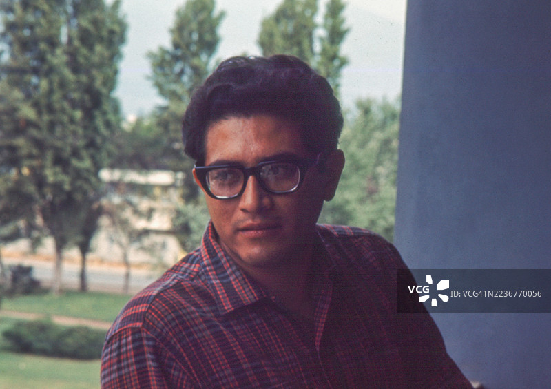 1966年智利圣地亚哥一位年轻拉丁裔男子的复古特写照片图片素材