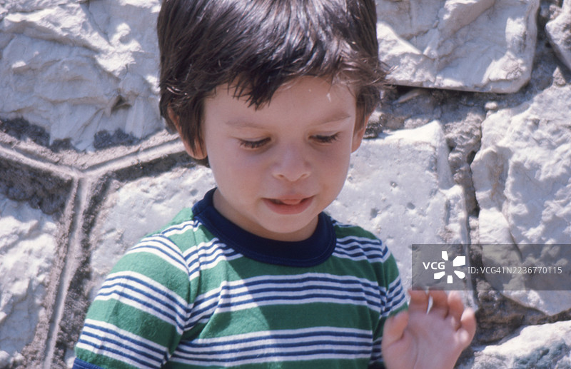 1977年，意大利弗罗西诺内拉齐奥大区科莱帕尔多镇，一个三岁小孩的复古照片图片素材