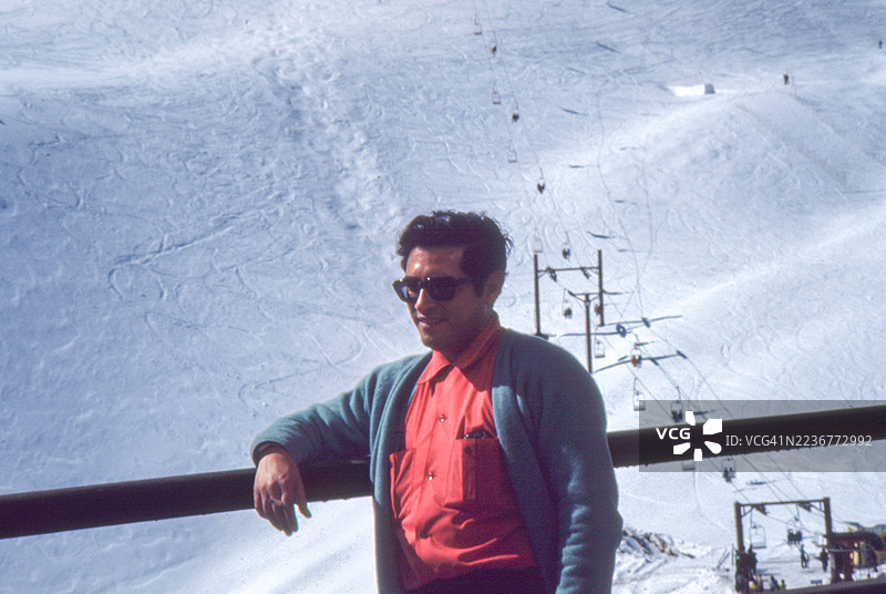 1969年，智利瓦尔帕莱索省波尔蒂略滑雪场前的一位年轻男子的复古照片图片素材
