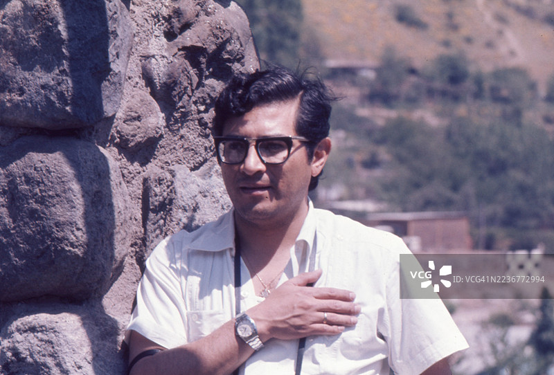 1974年墨西哥城一位戴眼镜的拉丁裔男子的老照片图片素材