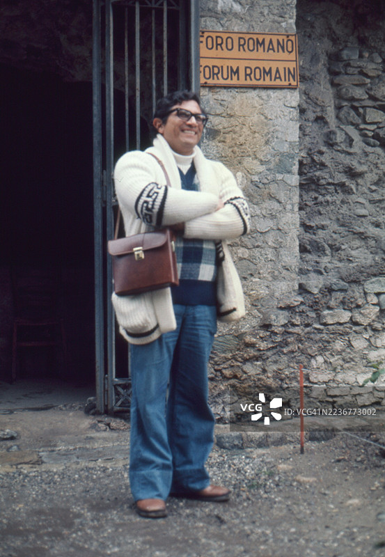 1975年，意大利奥斯塔，一位拉丁裔男子的老照片图片素材