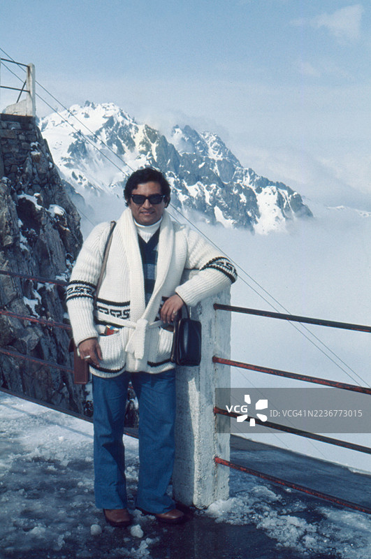 1975年拉丁裔男子在法国阿尔卑斯山的复古照片 - 法国霞慕尼图片素材