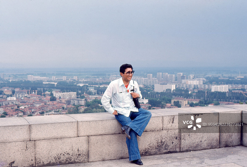 1978年，一位拉丁裔男士坐在保加利亚普罗夫迪夫，欣赏着这座城市的壮丽景色，复古照片图片素材