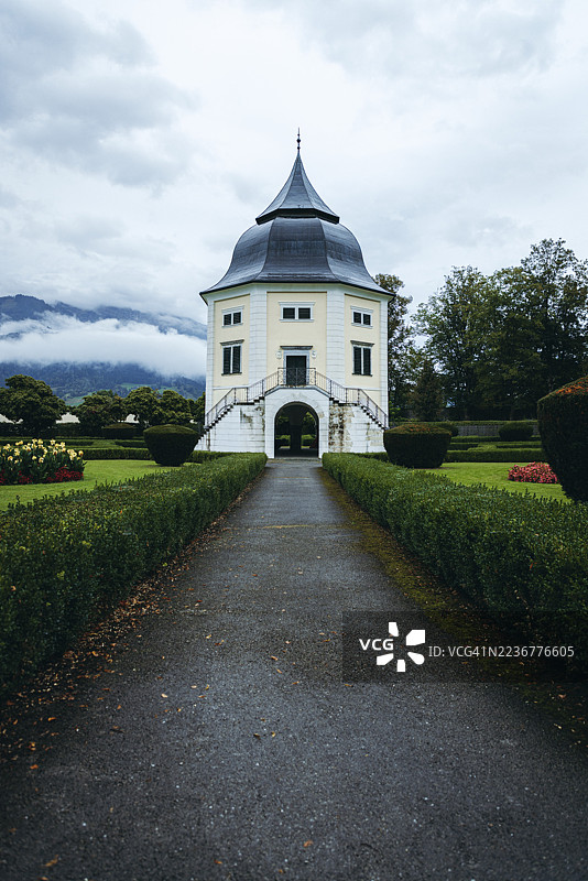 阿德蒙特修道院公园中的巴洛克亭子，天空多云，阿德蒙特，施蒂利亚，奥地利图片素材