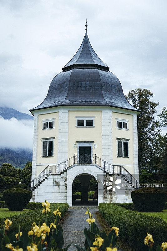 阿德蒙特修道院公园中的巴洛克亭子，天空多云，阿德蒙特，施蒂利亚，奥地利图片素材