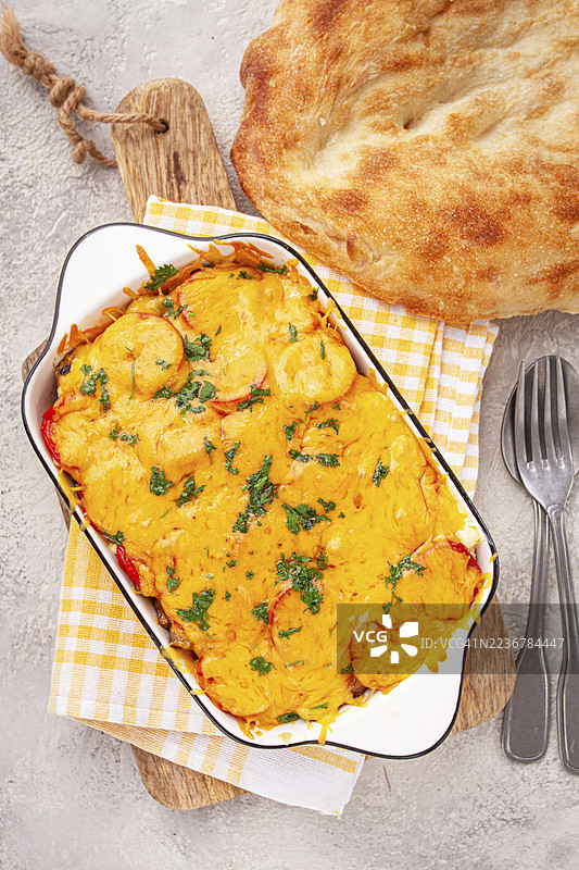 博瓦里夫人的格鲁吉亚菜，蘑菇、番茄和奶酪焗鸡胸肉图片素材