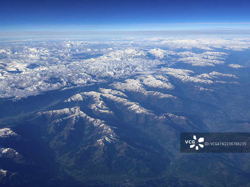 从11000米高空俯瞰格罗瑟维内迪格山（3510米），位于画面中央，是东阿尔卑斯山脉霍赫陶恩山脉中齐勒塔尔阿尔卑斯山脉的最高峰，地处奥地利蒂罗尔、意大利南蒂罗尔。图片素材