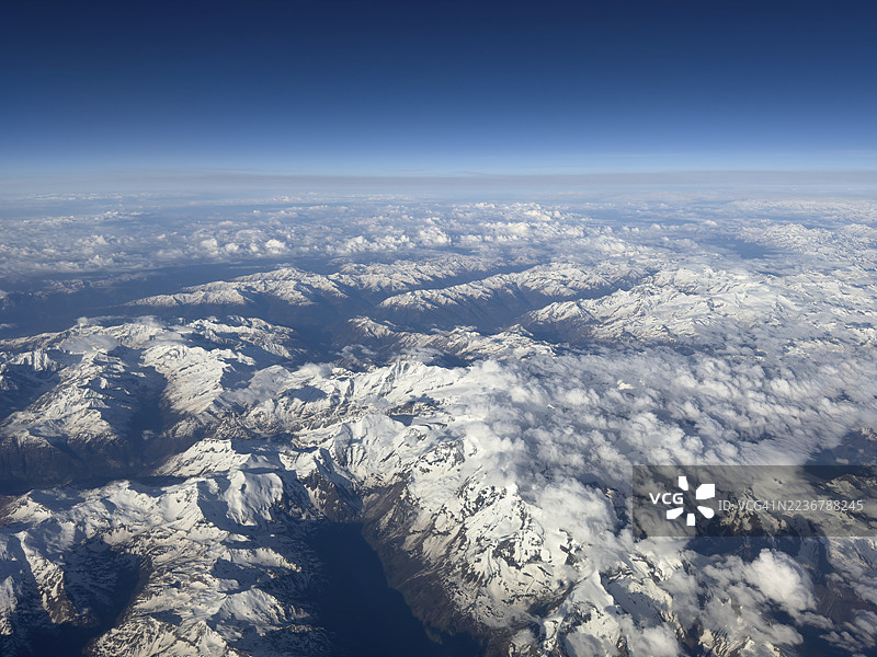从11000米高空俯瞰，画面中央是东阿尔卑斯山脉的大格洛克纳山群，位于奥地利蒂罗尔州和克恩顿州。图片素材