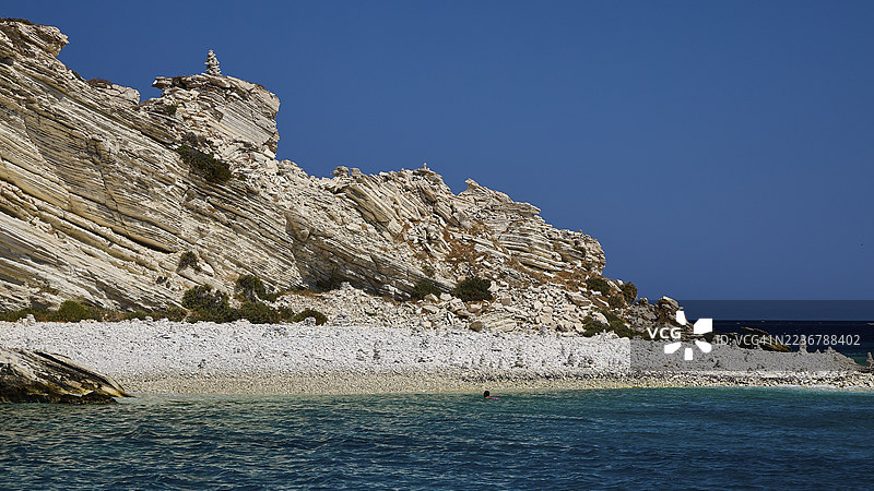 拥有晴朗蓝天和平静绿松石海水的岩石海岸景观，白崖，白海滩，马尔克里·阿斯普罗尼西岛，2000年自然保护区，乘船游览，阿斯普罗尼西，利普西，佐泽卡尼西亚群岛，希腊岛屿，希腊图片素材