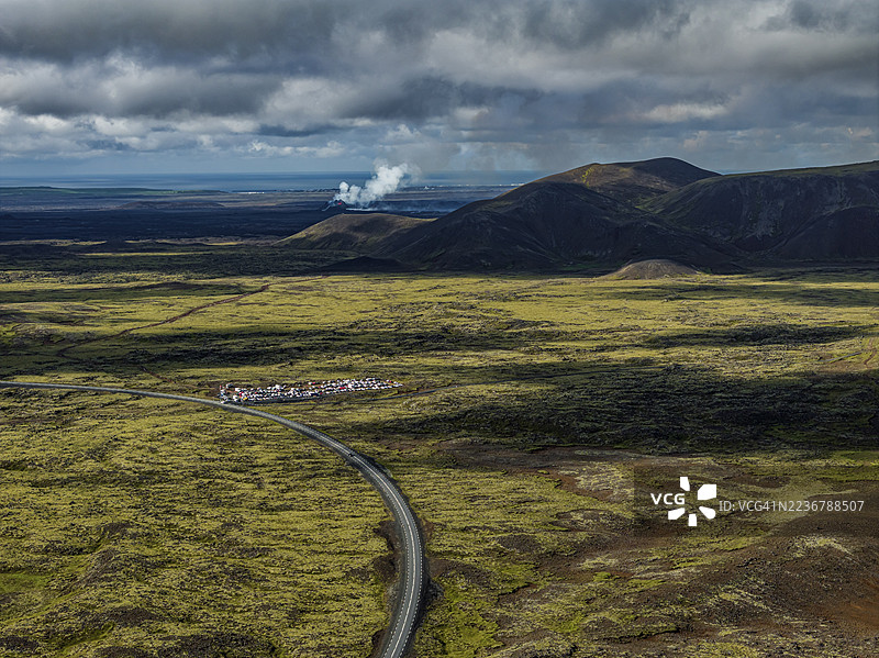 熔岩，熔岩地貌，夏季，多云，晴朗，火山喷发，航拍，游客，停车场，2025年7月，格林达维克，Sundhnúkur火山口群，Fagradalsfjall，Reykjanes，冰岛图片素材