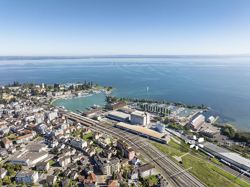 瑞士图尔高州康斯坦斯湖地区，从空中俯瞰的罗马斯霍恩镇，包括其主要的火车站、港口区、渡轮码头和游艇码头。图片素材