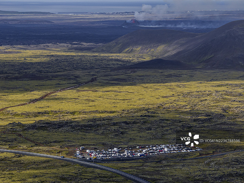 熔岩，熔岩地貌，夏季，多云，晴朗，火山喷发，鸟瞰图，游客，停车场，2025年7月，格林达维克，Sundhnúkur 火山口群，Fagradalsfjall，Reykjanes，冰岛图片素材