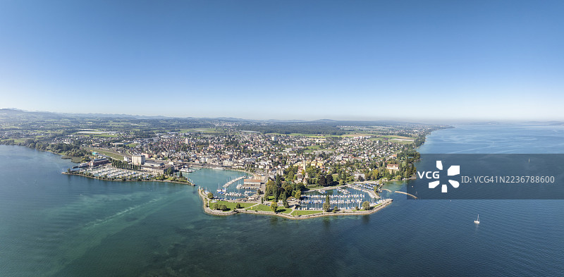 康斯坦茨湖畔,图尔高州,瑞士罗马斯霍恩镇的海港区、渡轮港、游艇港、码头,左侧远处是桑蒂斯山,鸟瞰图,全景,康斯坦茨湖,图尔高州,瑞士图片素材