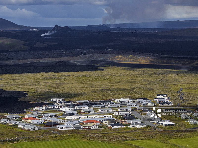 熔岩，熔岩地，村庄，房屋，夏季，多云，晴朗，鸟瞰图，火山喷发，2025年7月，格林达维克，Sundhnúkur火山口群，Fagradalsfjall，Reykjanes，冰岛图片素材