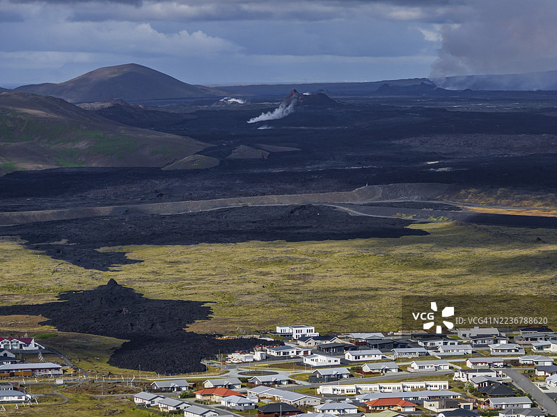 熔岩，熔岩地，村庄，房屋，夏季，多云，晴朗，鸟瞰图，火山喷发，2025年7月，格林达维克，Sundhnúkur火山口群，Fagradalsfjall，Reykjanes，冰岛图片素材