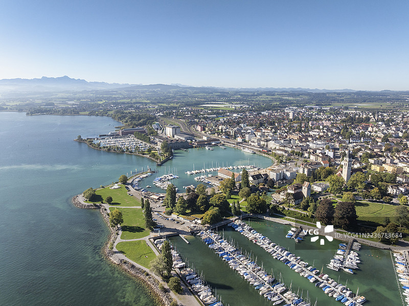 瑞士图尔高州罗马斯霍恩镇的港区、渡轮港、游艇港、码头，左侧地平线上是阿彭策尔阿尔卑斯山和桑蒂斯峰，鸟瞰图，康斯坦茨湖，图尔高州，瑞士图片素材
