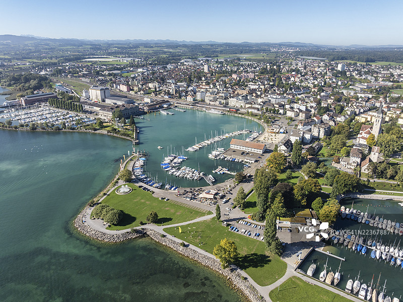 瑞士图尔高州罗曼斯霍恩市的海港区、渡轮码头、游艇码头、海滨，俯瞰康士坦丁湖和海滨公园图片素材