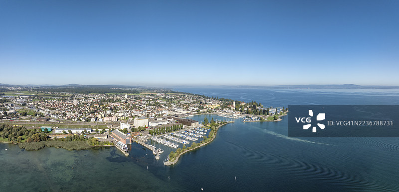 瑞士图尔高州罗曼斯霍恩市的海港区、渡轮码头、游艇港、海滨，包含湖畔公园，俯瞰康士坦茨湖，全景。图片素材