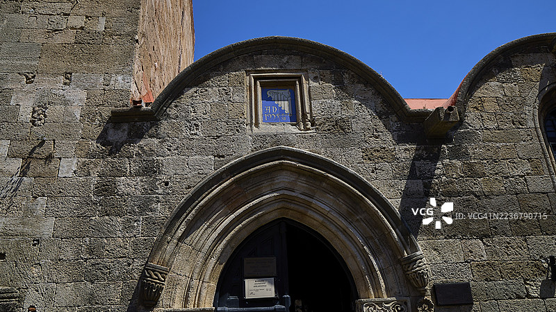 卡斯泰利亚尼公共图书馆,意大利纹章,晴朗蓝天下历史悠久的石门,罗德老城,罗德镇,罗德岛,佐泽卡尼群岛,希腊群岛,希腊图片素材