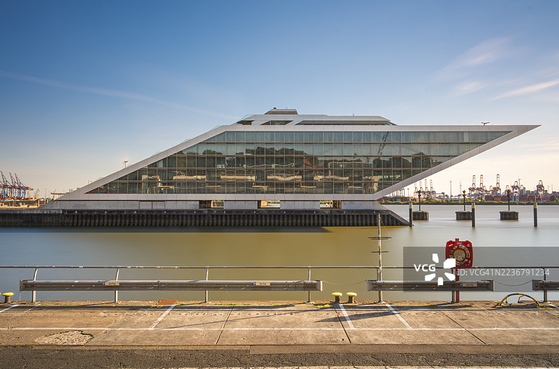 德国汉堡，港口区长曝光影像，前景为码头图片素材