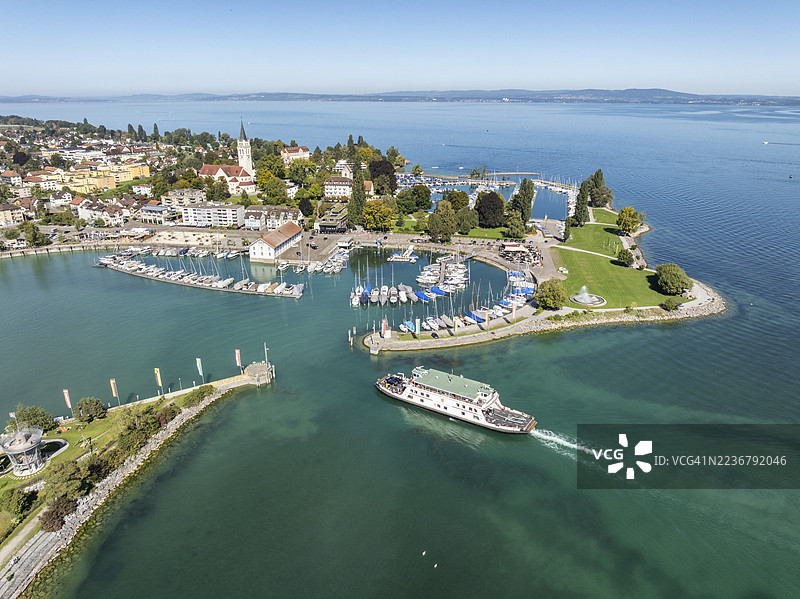 罗马斯霍恩港区、渡轮码头、海滨,包括海滨公园和即将到来的渡轮MF Friedrichshafen,罗马斯霍恩-腓特烈斯哈芬渡轮航线,鸟瞰图,康斯坦茨湖,图尔高州,瑞士图片素材