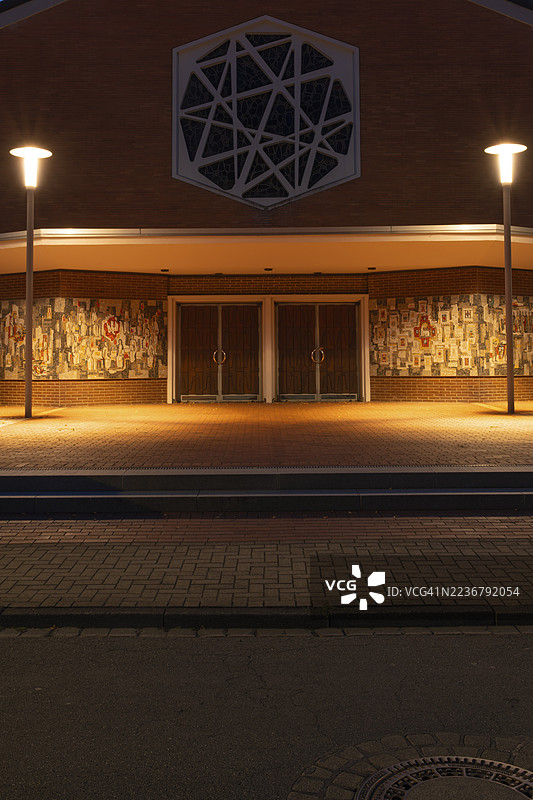 夜景:德国下萨克森州汉诺威市诺伊施塔特(Neustadt am Rübenberge)圣彼得和圣保罗教区的入口图片素材