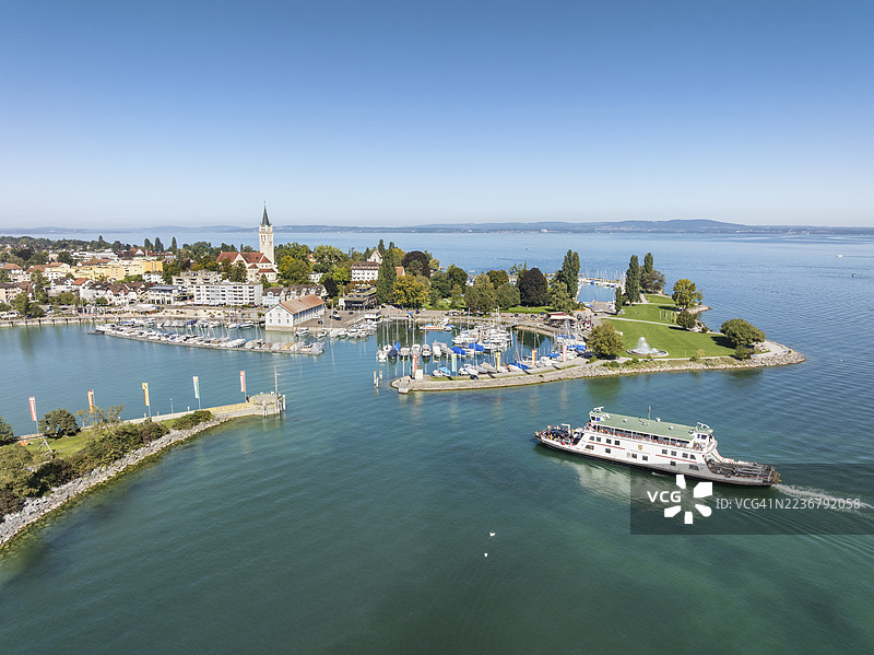 罗曼斯霍恩港区、渡轮码头、游艇码头，罗曼斯霍恩游艇码头，包含湖畔公园及驶来的渡轮MF Friedrichshafen，渡轮连接罗曼斯霍恩与腓特烈港，鸟瞰图，康斯坦茨湖，图尔高州，瑞士图片素材