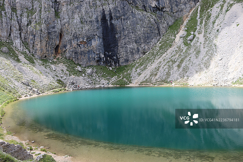 阳光明媚的日子里，风景如画的绿松石色高山湖泊坐落在崎岖的山脉之间，展示着大自然的壮丽之美，位于意大利卡纳泽伊的波伊峰（Piz Boe）。图片素材