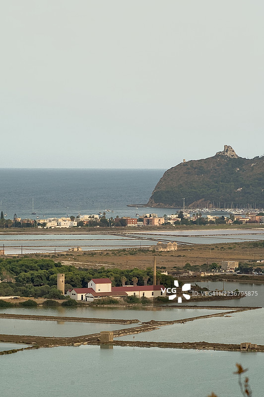 盐滩、海滨小镇和山脉在晴朗天空下的全景，卡利亚里，意大利，欧洲大道图片素材