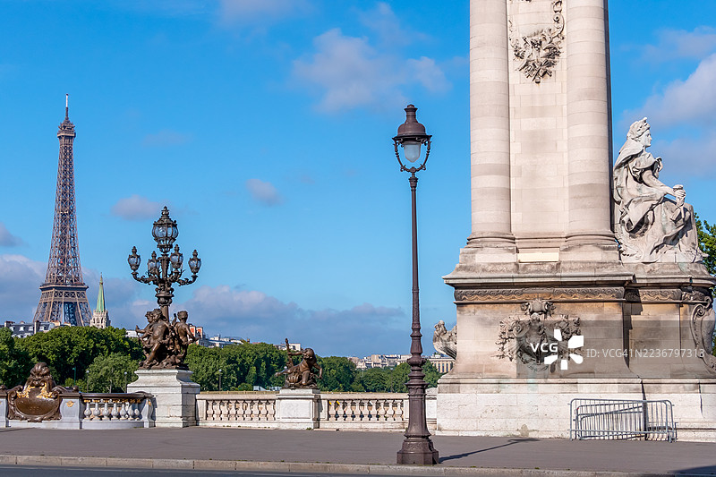 阳光明媚的日子里，巴黎的埃菲尔铁塔和亚历山大三世桥，法国图片素材