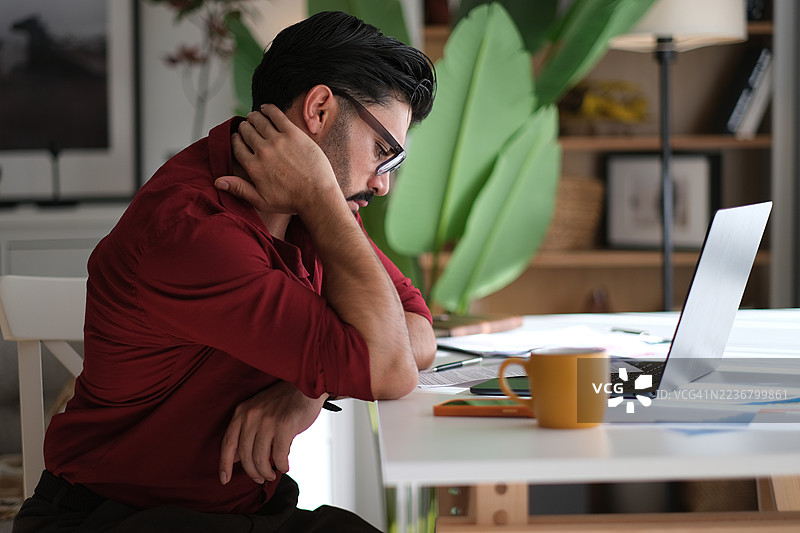 焦虑、夜晚和压力中的商务人士在办公室解决问题、撰写报告或进行研究。疲惫、截止日期或头痛，以及对错误或失误反应沮丧的员工在工作场所。图片素材