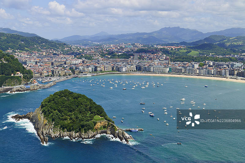 西班牙圣塞巴斯蒂安的拉孔查海滩和圣克拉拉岛图片素材