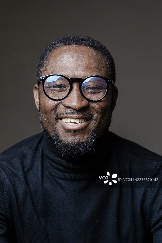 戴眼镜的微笑男士图片素材