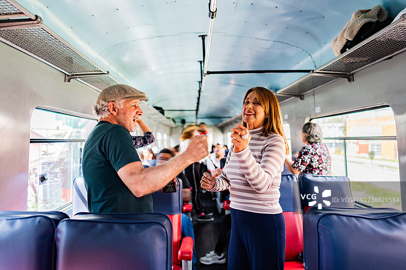老年夫妇在拉萨瓦纳观光火车上跳舞图片素材