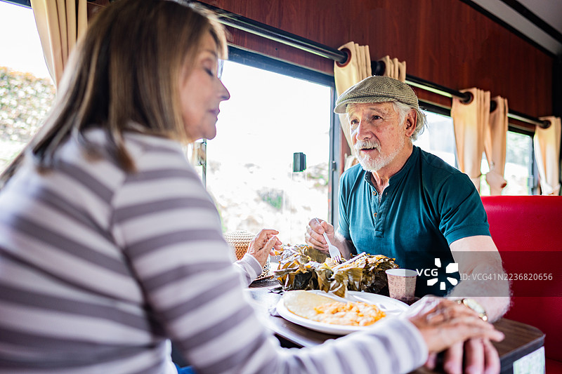 一位老人和妻子在拉萨巴纳旅游火车上享用早餐图片素材