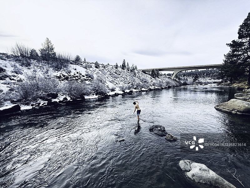 家庭在冬季的特拉基河中进行冷水浸泡图片素材