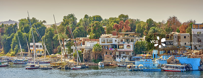 沿着尼罗河航行，探索埃及阿斯旺色彩斑斓的努比亚住宅和充满活力的社区生活图片素材