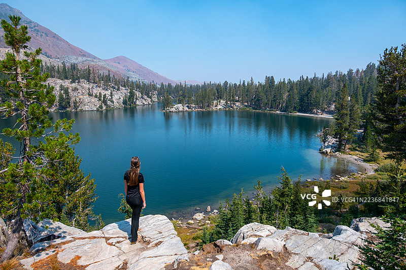 青少年女孩欣赏美国加利福尼亚州的猛犸湖图片素材