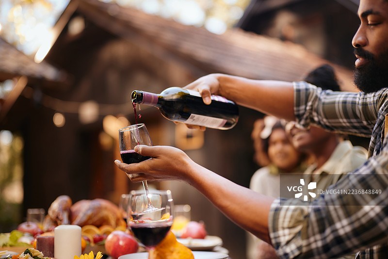 倒红酒入杯！图片素材