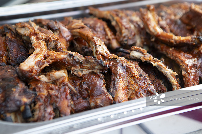 银色托盘中的熟猪肋排图片素材