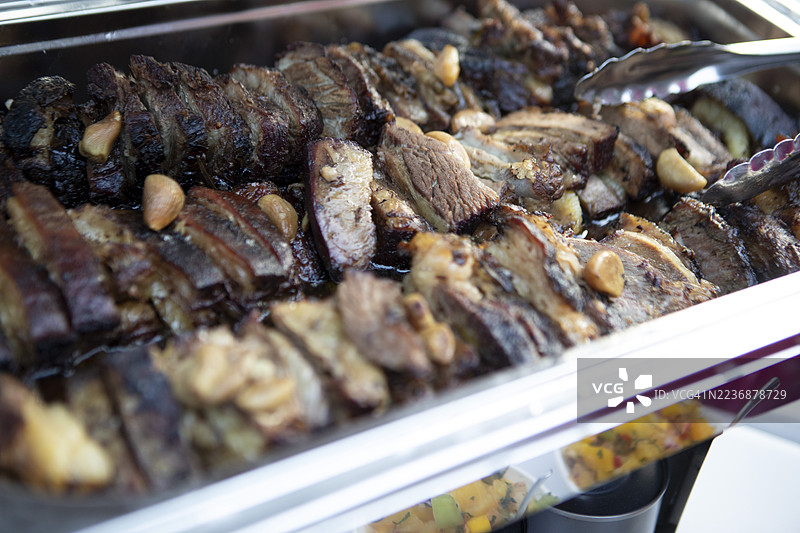 银色托盘中的烤牛肉图片素材