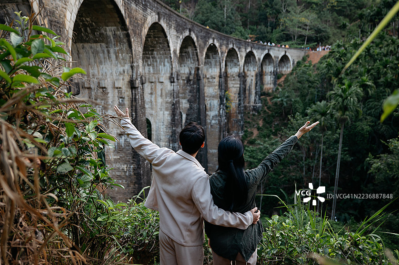 旅行者在大自然中享受美景的时刻图片素材