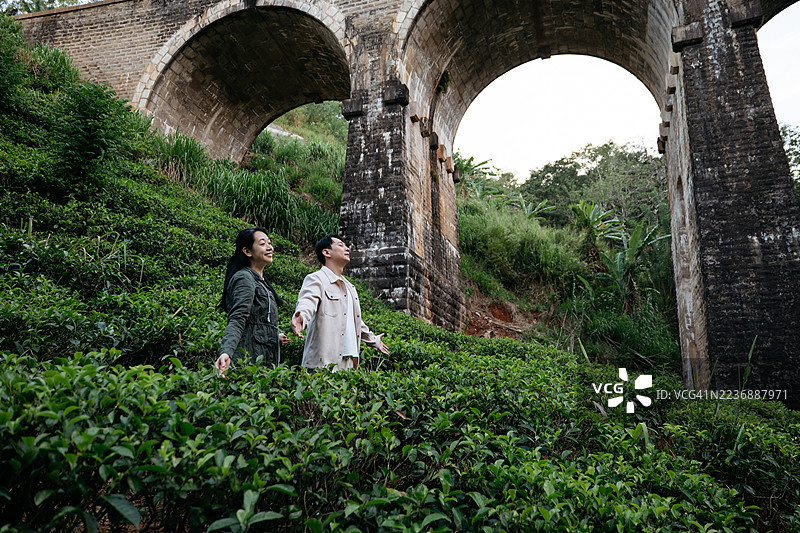 一对亚洲华人情侣在斯里兰卡探索茶园图片素材