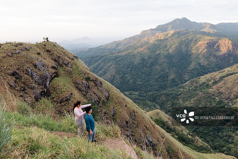 朋友们在斯里兰卡小亚当峰欣赏美景图片素材