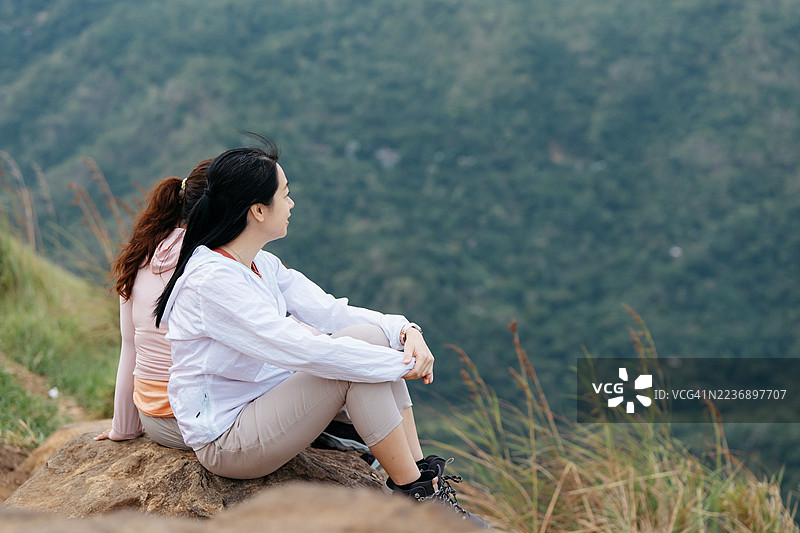 亚洲女性在斯里兰卡小亚当峰顶欣赏风景图片素材